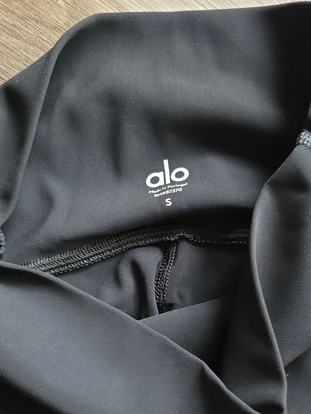 ALO Yoga black leggings fabric